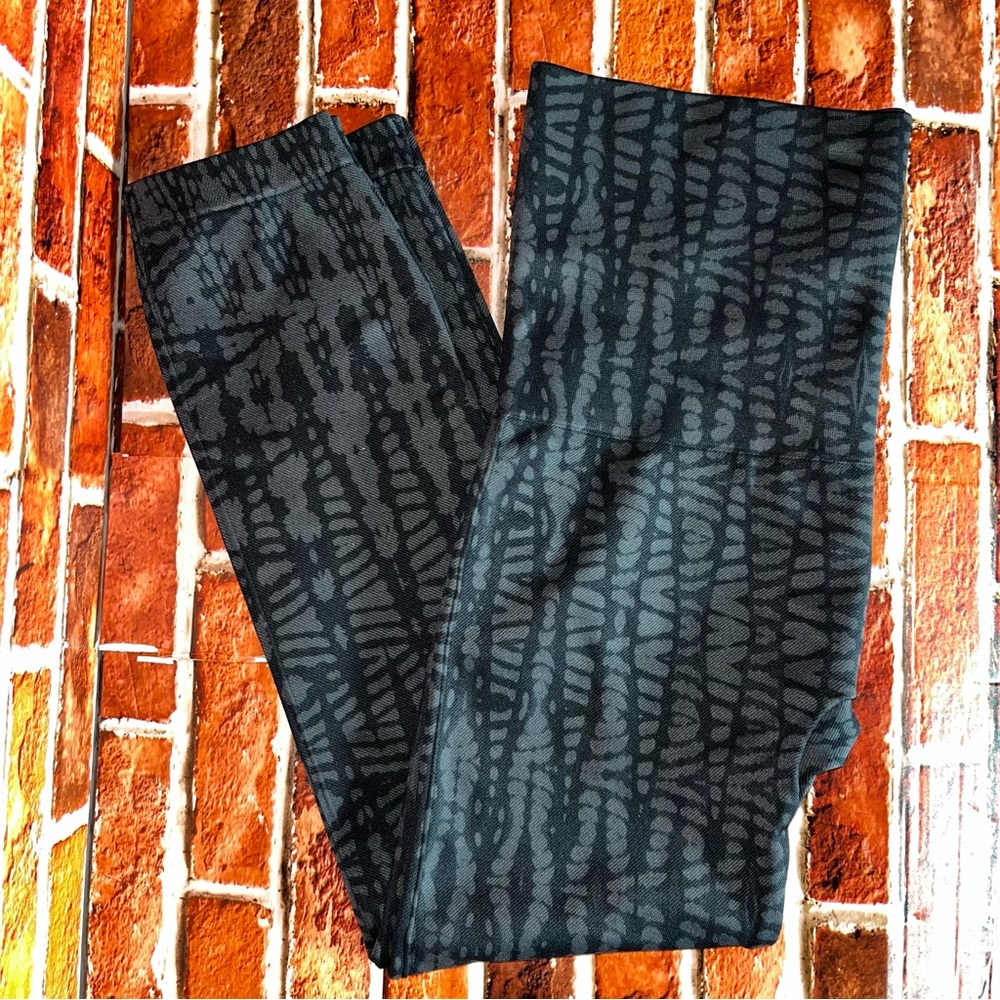 Spanx Look At Me Now Seamless Leggings Indigo Geo Worn Once Shapewear SZ 1X Blk